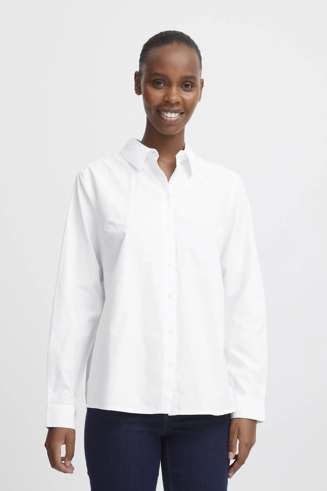 CLASSIC WHITE BUTTON DOWN