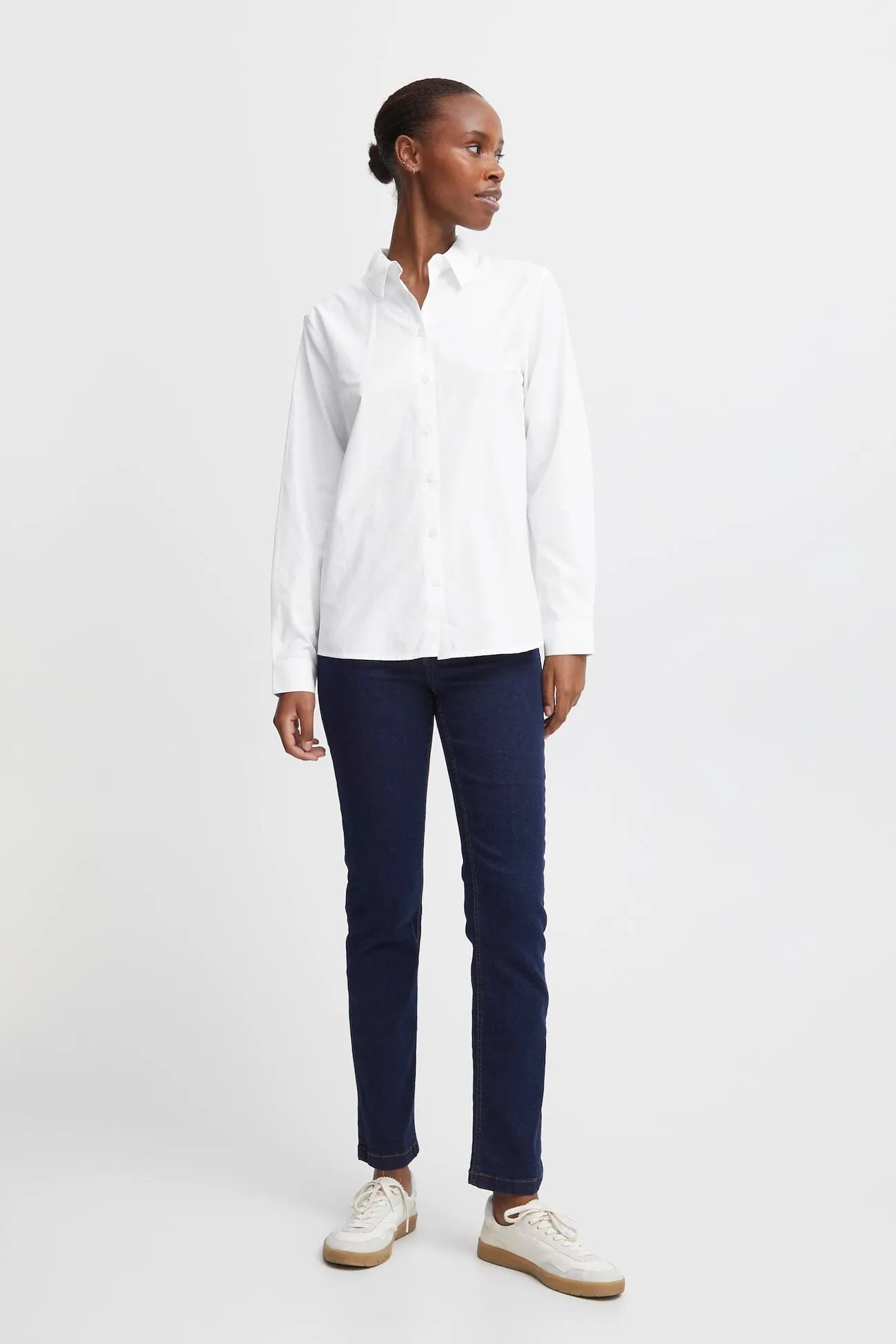 CLASSIC WHITE BUTTON DOWN