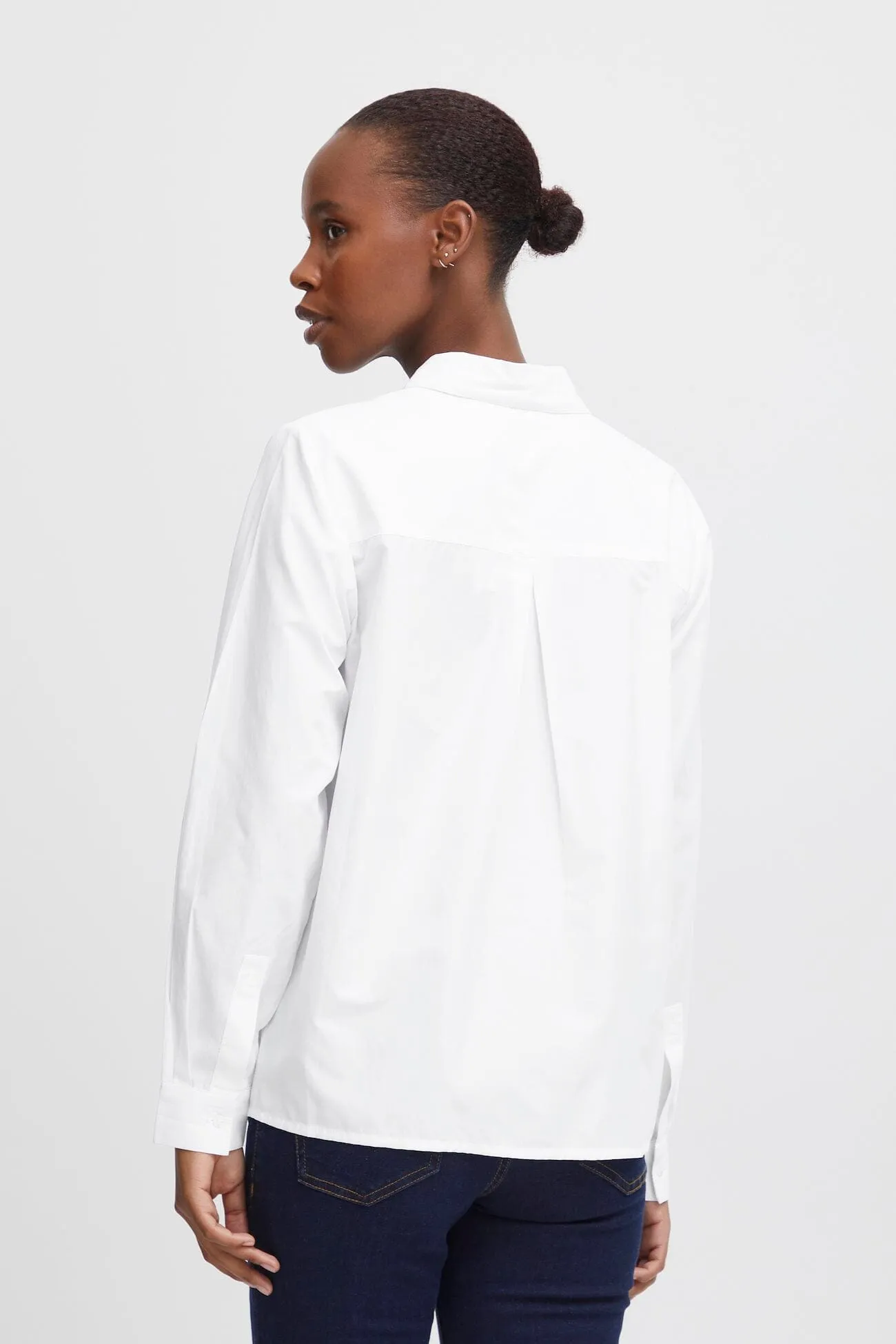 CLASSIC WHITE BUTTON DOWN